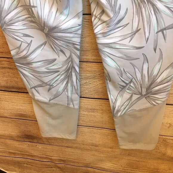 VICTORIA'S SECRET PINK ULTIMATE CROP LEGGINGS - Picture 5 of 7